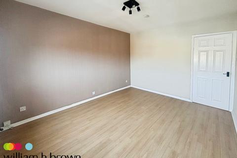 2 bedroom flat to rent, Upminster Road South, RAINHAM