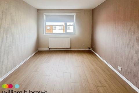 2 bedroom flat to rent, Upminster Road South, RAINHAM