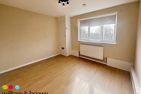 2 bedroom flat to rent, Upminster Road South, RAINHAM