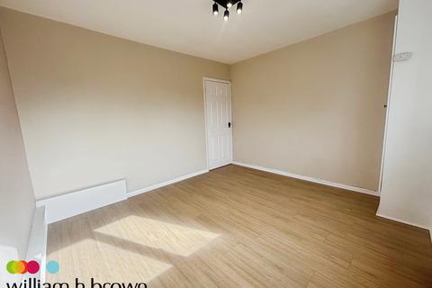2 bedroom flat to rent, Upminster Road South, RAINHAM
