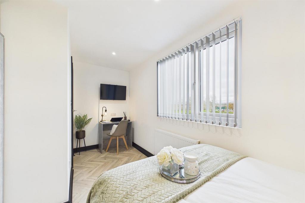 Bright, tidy single bedroom with workspace...