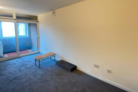 3 bedroom flat to rent, North Road, Southall UB1