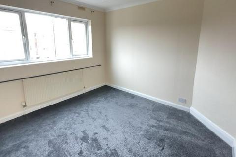 3 bedroom flat to rent, North Road, Southall UB1