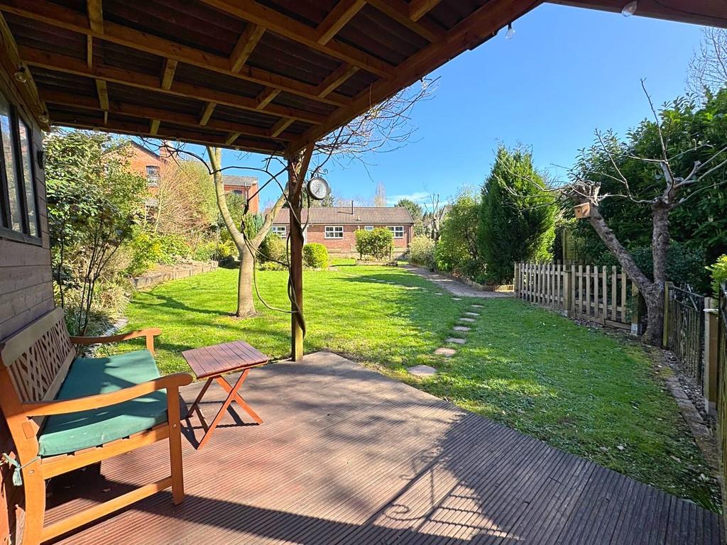Summer House to rear garden