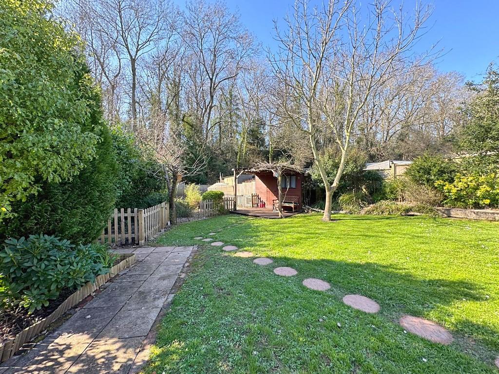 Rear garden to summer house