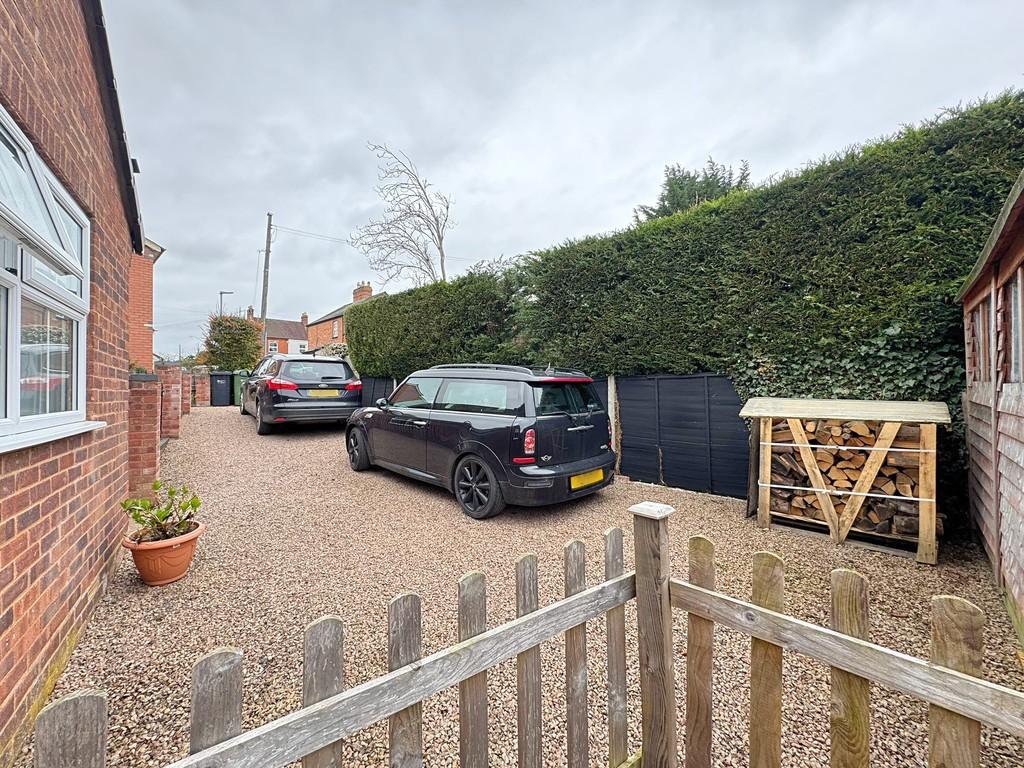 Side garden to drive