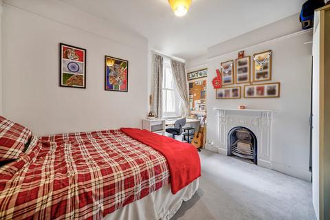 3 bedroom flat for sale, Queen's Club Gardens, London W14