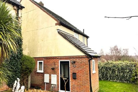 3 bedroom detached house to rent, Bullfinch Close, COLCHESTER