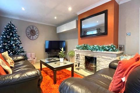 3 bedroom detached house to rent, Bullfinch Close, COLCHESTER