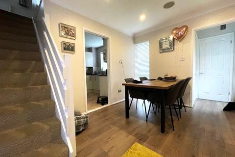 3 bedroom detached house to rent, Bullfinch Close, COLCHESTER