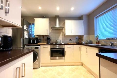 3 bedroom detached house to rent, Bullfinch Close, COLCHESTER
