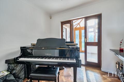 4 bedroom detached house for sale, Mendoza Close, Emerson Park