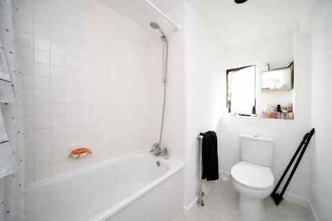 Studio to rent, University Street, London WC1E