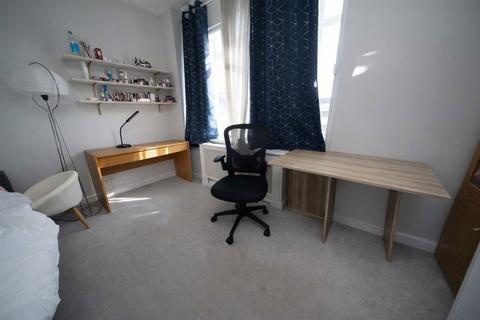 Studio to rent, University Street, London WC1E