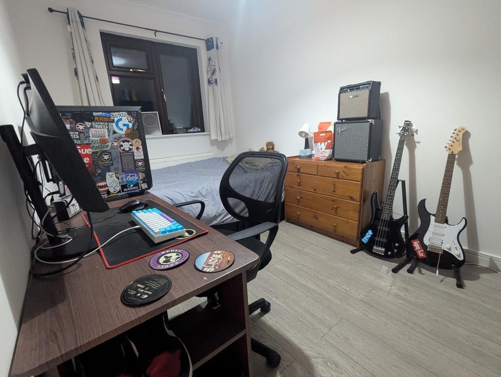 Well-kept single bedroom with a comfortable bed...