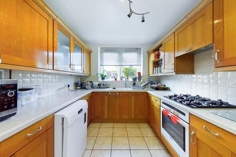 4 bedroom apartment to rent, Rusper Close, Stanmore, HA7