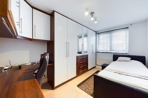 4 bedroom apartment to rent, Rusper Close, Stanmore, HA7