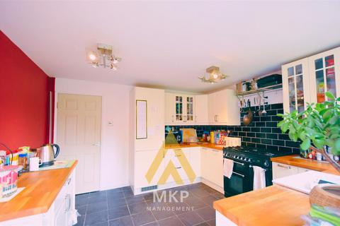 4 bedroom semi-detached house to rent, Sellywood Road, Birmingham B30