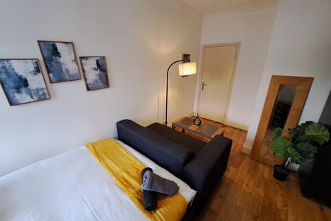 3 bedroom flat share to rent, Highbury Corner, London N5