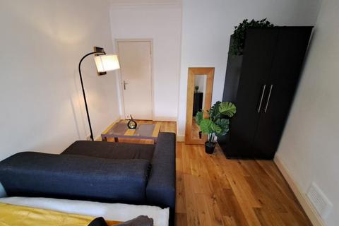 3 bedroom flat share to rent, Highbury Corner, London N5