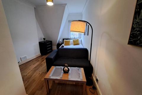 3 bedroom flat share to rent, Highbury Corner, London N5