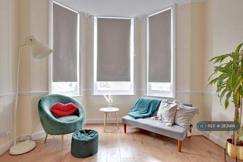 2 bedroom flat to rent, Hither Green Lane, London, SE13