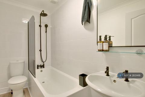 2 bedroom flat to rent, Hither Green Lane, London, SE13