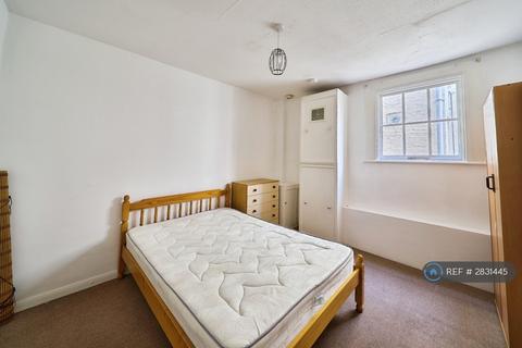 1 bedroom in a flat share to rent, Connaught Mansions, London, SW9