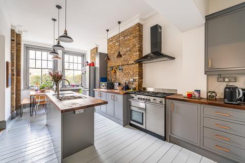 4 bedroom flat for sale, Prince Of Wales Drive, London, SW11