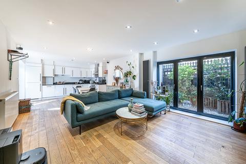 2 bedroom flat for sale, Wandsworth Road, London, SW8