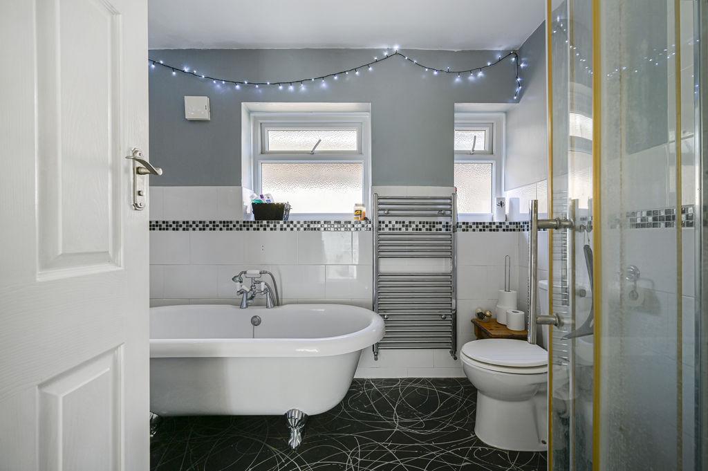 Bath/shower room