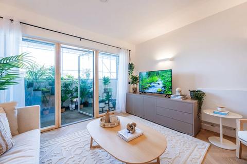 3 bedroom flat to rent, Madeleine Court, North Acton, Acton, W3