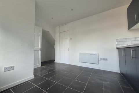 3 bedroom terraced house to rent, Chepstow Way, Walsall