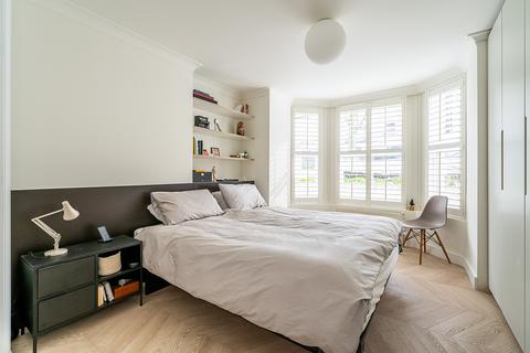 2 bedroom flat for sale, Salcott Road, London, SW11