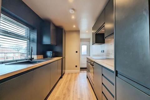 3 bedroom flat to rent, Greywood Avenue, Newcastle Upon Tyne NE4