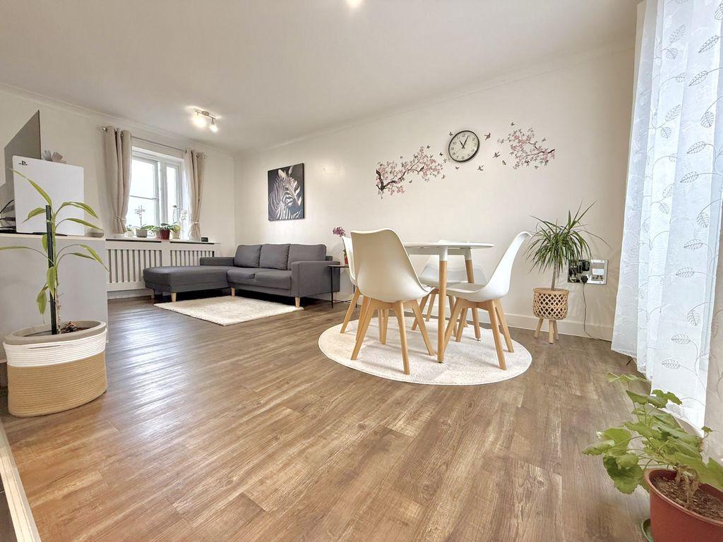 Lounge/Dining