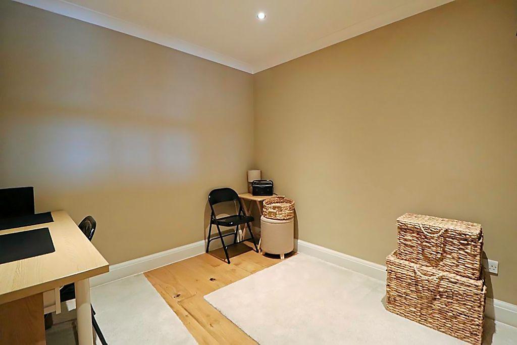 Bedroom 5 / Office