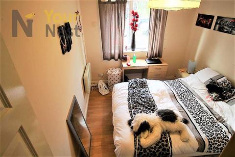 5 bedroom apartment to rent, Flat 5, Cardigan road, Hyde Park