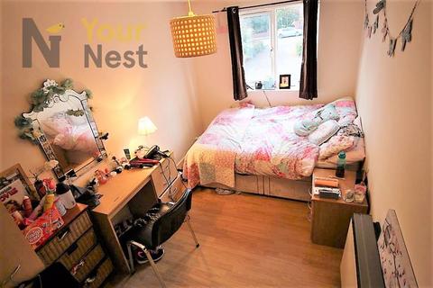 5 bedroom apartment to rent, Flat 5, Cardigan road, Hyde Park