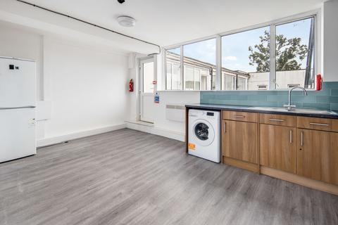 undefined, *High Road,5 Bed, 5 Bath, 2 Kitchens HMO* Sharers Welcome