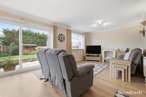 4 bedroom semi-detached house for sale, Lawford Close, Hornchurch, RM12