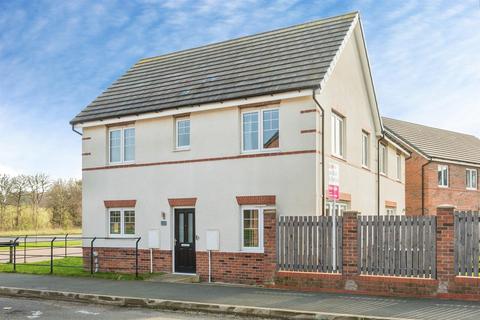3 bedroom semi-detached house for sale, Staithes Drive, Wakefield