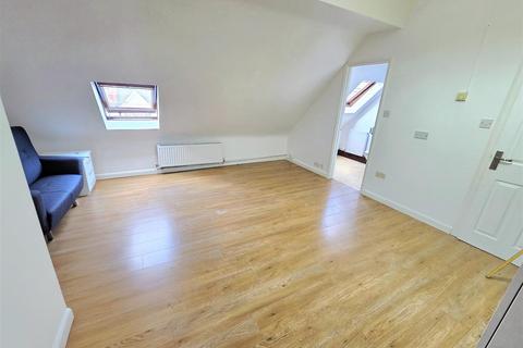 Studio to rent, Nibthwaite Road, Harrow