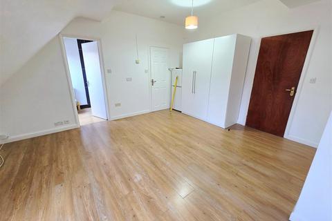 Studio to rent, Nibthwaite Road, Harrow