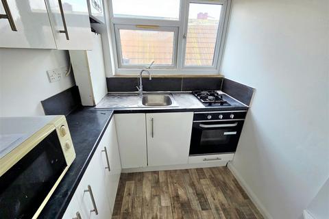 Studio to rent, Nibthwaite Road, Harrow