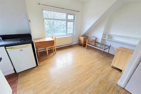Studio to rent, Nibthwaite Road, Harrow