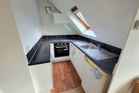 Studio to rent, Nibthwaite Road, Harrow
