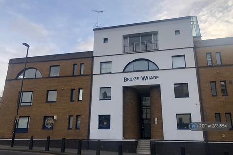 1 bedroom in a flat share to rent, Bridge Wharf, London, N1