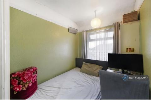 3 bedroom terraced house to rent, Wyld Way, Wembley, HA9