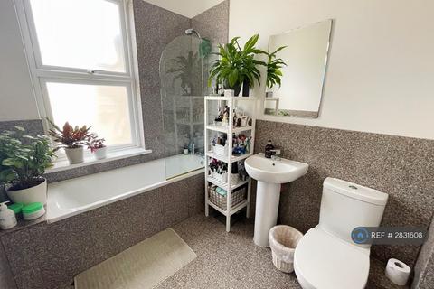 2 bedroom flat to rent, Wellmeadow Road, London, SE6